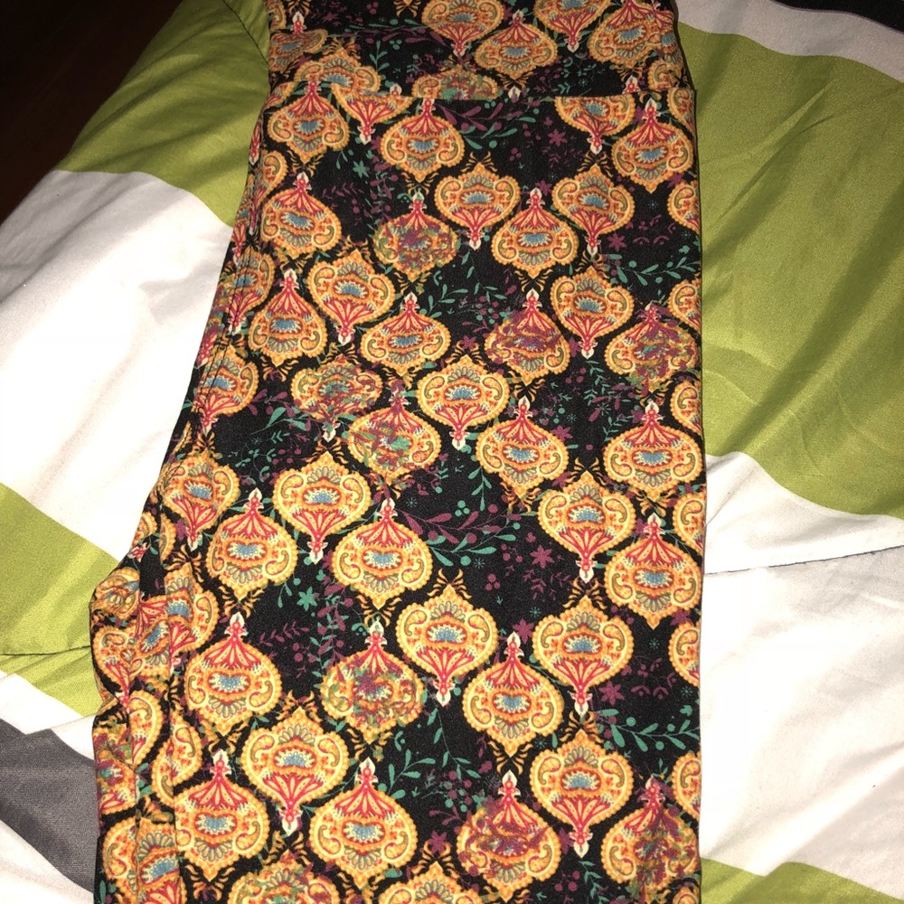 One size LuLaRoe leggings!